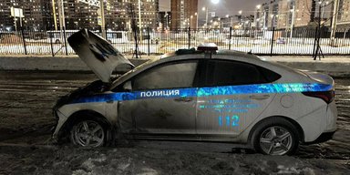 Поліцейські авто у вогні та фейерверки у банках: росЗМІ пишуть про масові підпали в РФ (відео)