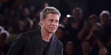 Есть "признаки подтяжки": пластический хирург "оценил" помолодевшее лицо Брэда Питта (видео)