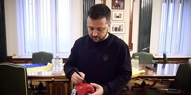 Боксерські рукавички з підписом Зеленського продали на аукціоні за 5 мільйонів гривень