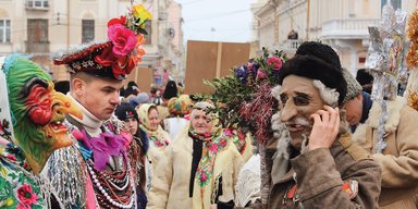 "Пьяная церковь" в городе "черных овец". Фестиваль Маланки в Черновцах и покатушки на лыжах в Мигово