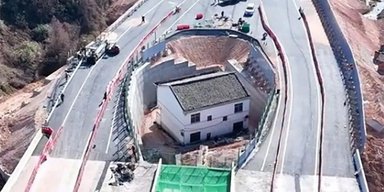 В Китаї чоловік не захотів покинути свій будинок: тепер він живе посеред магістралі (фото)