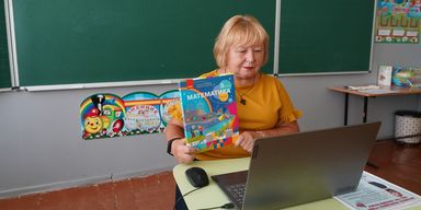 Майже вдвічі менші за середню: зарплати українських вчителів залишаються одними з найнижчих у країні