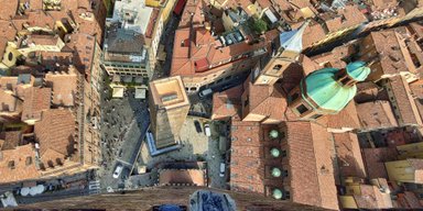 Башня Гарисенда в Болонье может упасть: ученые пытаются ее спасти (фото)