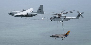 Редкое зрелище: вертолет CH-53K несет F-35C пока его дозаправляет в полете KC-130T (видео)