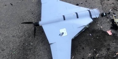 У Києві прогриміла серія вибухів: уламки БПЛА впали посеред дороги