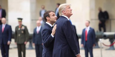 "Убедитесь, что дверь закрыта": Трамп дал совет Макрону после пощечины от жены в самолете (видео)