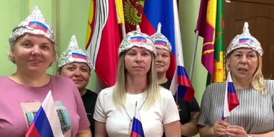 Учителя в России сделали шапочки из фольги для "защиты от спутников НАТО" (видео)