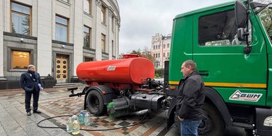 Верховна Рада теж без води: в урядовий квартал привезли біотуалети, — нардепка (фото)