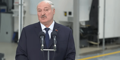 "Лопата в руки и чистить снег": Лукашенко объяснил женщинам, как уберечь красоту и молодость (видео)
