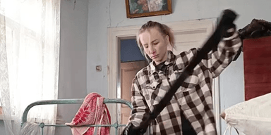Украинка ушла от мужа и теперь живет, поднимая из пепла заброшенный дом в селе