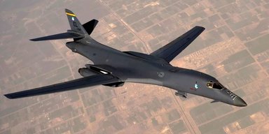 Американский бомбардировщик B-1B разбился при посадке на авиабазе (видео)