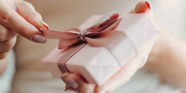 Чоловік зруйнував річницю шлюбу через "особливий" подарунок коханій: що сталося (фото)
