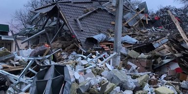 Удар по готелю в Харківській області: з-під завалів дістали тіло немовляти, — ОВА (фото)
