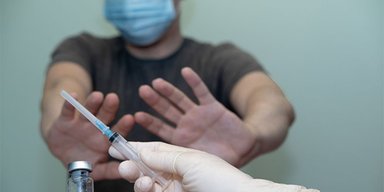 Смерть как аргумент. Как убедить вакцинироваться тех, кто выступает против прививок