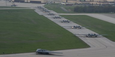 В США подняли в небо сразу 12 бомбардировщиков B-2 Spirit: что произошло (видео)