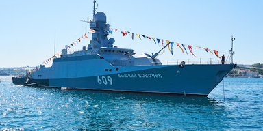Корабль ЧФ РФ "убегал" от украинских дронов и врезался в танкер, — Defense Express (фото)
