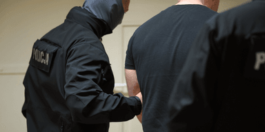 Намагався втекти до Болгарії: викрадача авто польського прем'єра Туска затримали в аеропорту (відео)