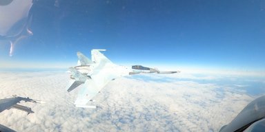 Опасные "игры": российский Су-35 чуть не врезался в F-16 у побережья Аляски (видео)