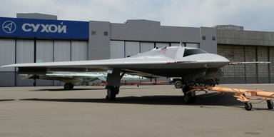 Российский перспективный БПЛА С-70 "Охотник" появится на фронте не скоро: в чем причина