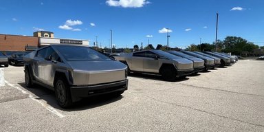 Не хочуть купувати: десятки новеньких Tesla Cybertruck зберігаються просто неба (відео)