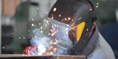 Бронирование, зарплата в 200 тыс. и обеды: каких специалистов ищут в Украине
