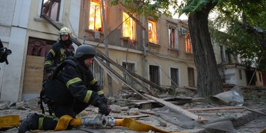 В Одесі внаслідок нічної атаки постраждали 13 людей, пошкоджений інклюзивний центр (відео)