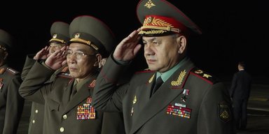 Прилетів святкувати: Шойгу з делегацією прибув до Північної Кореї (відео)