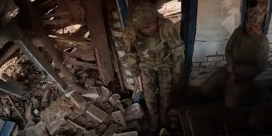 "Ми — не ви": бійці "Азову" відкопали росіян, яких завалило в підвалі, і взяли їх в полон (відео)