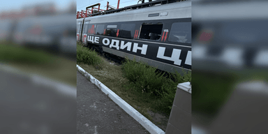 "Ще один день": від атаки РФ у Києві постраждав поїзд "Інтерсіті" з артом відомої художниці (фото)