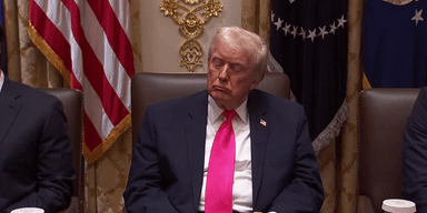 Заплющив очі та схилився: Трамп, ймовірно, заснув під час засідання уряду у Білому домі (відео)