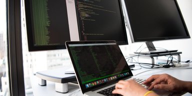Українці можуть отримувати понад 60 тисяч гривень за віддалену роботу: перелік вакансій