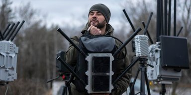 В Україні створили новий РЕБ-рюкзак проти дронів: широкий діапазон та велика потужність