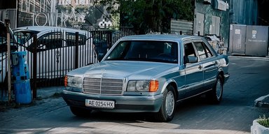 Один из 349: в Киеве заметили редкий бронированный Mercedes 80-х (фото)