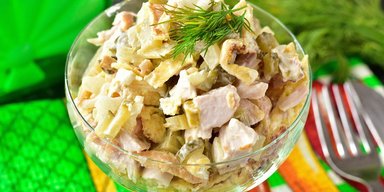 Вкусное блюдо на ужин: рецепт салата с курицей