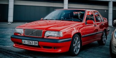 Непримітний раритет: у Києві засвітився 30-річний конкурент Audi S4 від Volvo (фото)