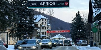 "Штурм" Буковеля: по дороге на курорт образовались огромные пробки (фото, видео)