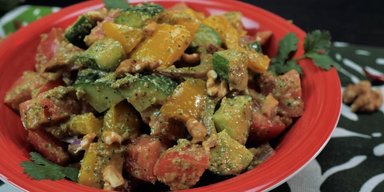 Получается невероятно вкусно: рецепт салата "Батумский"