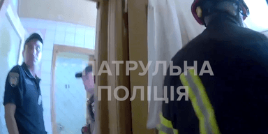"Батьки не з'явилися": копи врятували дитину, яка понад добу пробула в зачиненій квартирі (відео)