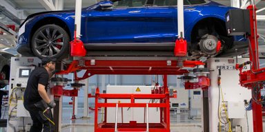 Українці знімають батареї з Tesla, щоб заживити свої будинки світлом, — FT