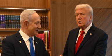 Нетаньяху подарил Трампу золотого голубя мира (фото)