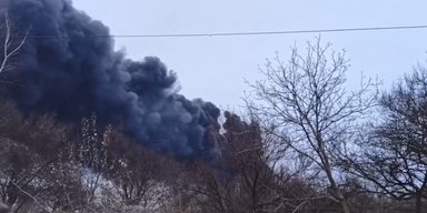 Відсвяткували "День ЗСУ": у Донецьку стався приліт по складу палива, — соцмережі (відео)