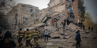 Росія знищила половину п'ятиповерхівки в Прилуках: під завалами шукають людей (фото)