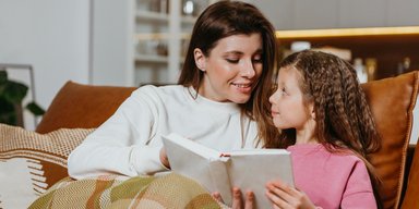 Жінка знайшла стару дитячу книжку на розпродажі: побачене між сторінками її налякало (фото)