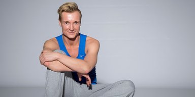 У Німеччині політик облизав сидіння громадського туалету і намалював вуса, як у Гітлера (відео)