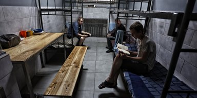Солдат ВС РФ обеспечивают как украинских заключенных. Сколько денег идет на содержание военнопленных