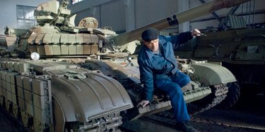 Броня крепка. Репортаж с бронетанкового завода, где ремонтируют технику для АТО