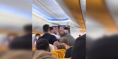 Роздавав ляпаси та волав: соцмережі шокував чоловік, який побився на борту Ryanair (відео)