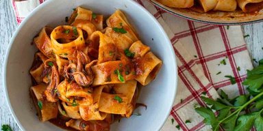 Паста Кальмарата: рецепт вкуснейшего блюда с кальмарами и томатным соусом
