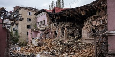 Для восстановления Мариуполя: оккупанты разбирают Бахмут на кирпичи и вывозят фурами