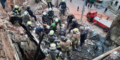 "Дитина у кімнаті завалена": з'явились кадри перших хвилини після удару РФ по Харкову (відео)